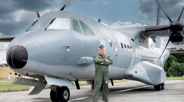 Płk pil. Sławomir Byliniak przy samolocie C-295M (fot. K. Kocierz, 8 BLTr)