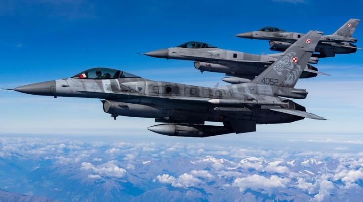 Trzy samoloty F-16 polskich Sił Powietrznych w locie - widok z boku (fot. Toona)