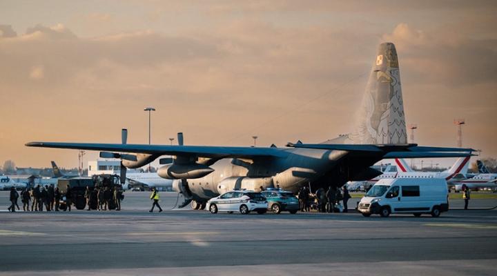 C-130 Herkules biorący udział w operacji Neon-E na Lotnisku Chopina (fot. st. chor. sztab. mar. Arkadiusz Dwulatek, Combat Camera DORSZ)