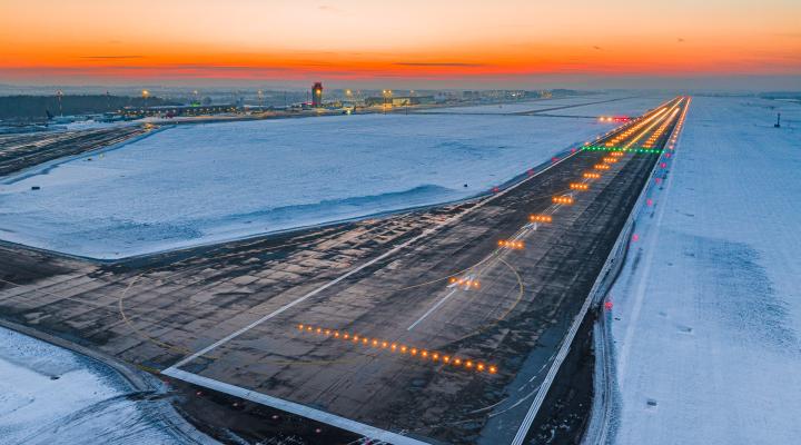 Port Lotniczy Katowice - pas startowy zimą (fot. Piotr Adamczyk)