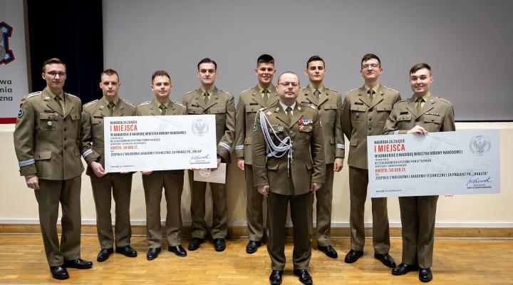 Zespoły z Wojskowej Akademii Technicznej - projektanci systemów bezzałogowych - z nagrodami (fot. Alicja Szulc)