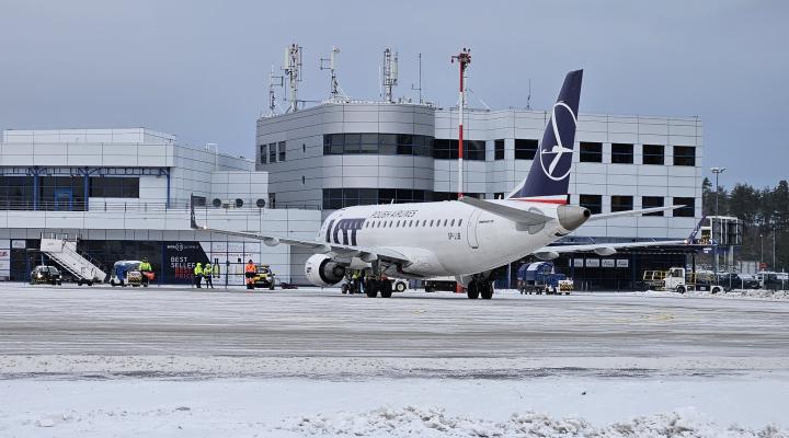 Port Lotniczy Szczecin-Goleniów - samolot przy terminalu zimą (fot. Szczecin Airport, Facebook)