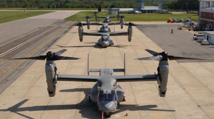 Cztery samoloty V-22 Osprey na płycie lotniska (fot. U.S. Navy)