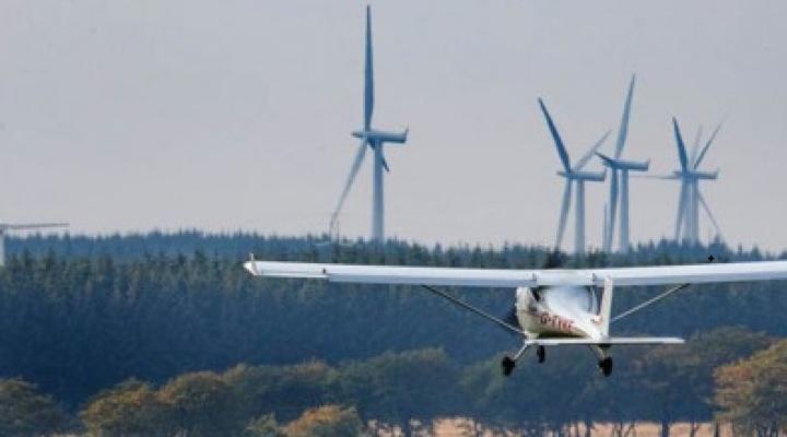 Samolot na tle turbin wiatrowych, fot. wordpress