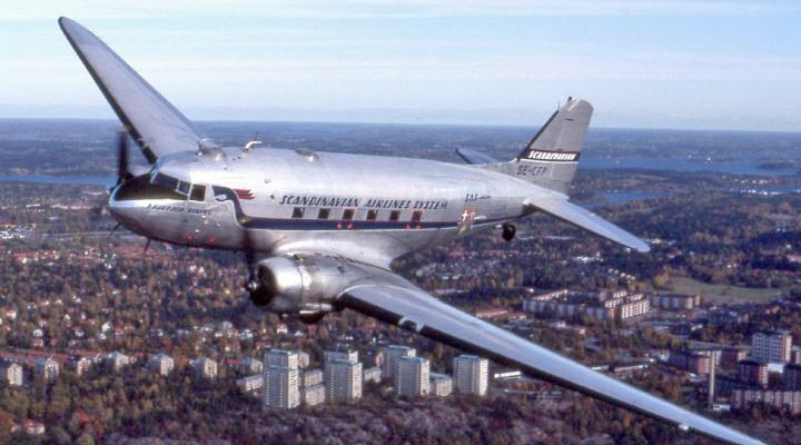 Douglas DC-3 należący do SAS w locie (fot. Towpilot, CC BY-SA 3.0, Wikimedia Commons)