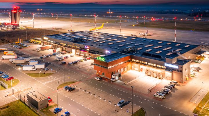 Port Lotniczy Katowice - terminal cargo - widok z góry od ulicy (fot. Piotr Adamczyk)