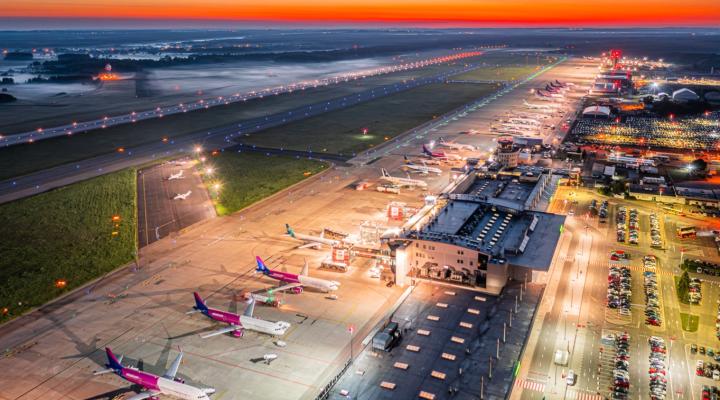 Port Lotniczy Katowice - widok z góry na samoloty przy terminalu i pas startowy wieczorem (fot. Piotr Adamczyk)