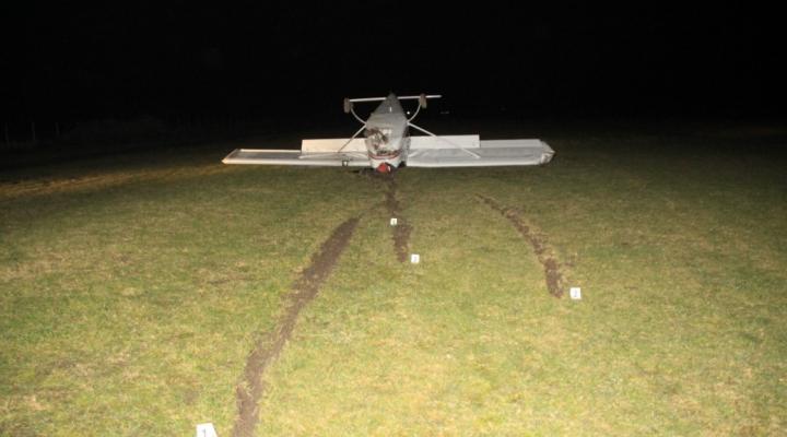 Samolot Tecnam P92 Echo Super w miejscu awaryjnego lądowania - ślady przyziemienia (fot. KPP w Płońsku)