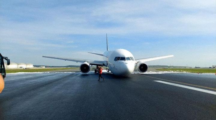 B763 linii Fedex po lądowaniu bez przedniego podwozia w Stambule, fot. avherald