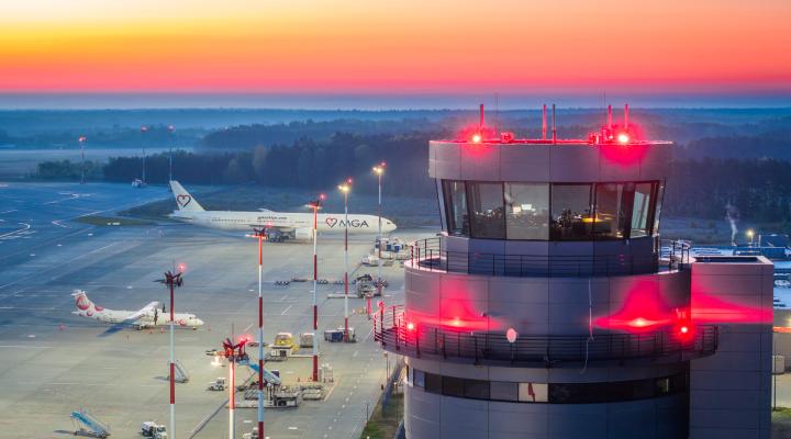 Port Lotniczy Katowice - widok na wieżę i samoloty na płycie w tle (fot. Piotr Adamczyk)
