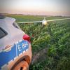 Policjanci pomogli wyciągnąć szybowiec, który wylądował na polu kukurydzy w miejscowości Konradowo (fot. KPP Wschowa)