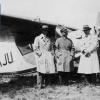 Stanisław Skarżyński przed samolotem RWD-5 bis o numerze rejestracyjnym SP-AJU, którym przeleciał przez Atlantyk w 1933 roku. (fot. NAC)