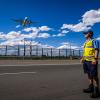 Sydney - lotnisko pod kontrolą, startujący samolot i personel naziemny (fot. disney.pl)