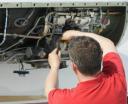 Mechanik lotniczy podczas pracy, fot. Globe Air 