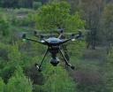 Dron w locie nad lasem - widok z bliska (fot. Maciej Włodarczyk/PAŻP)