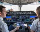 Piloci w kokpicie samolotu (fot. unitedaviate.com)