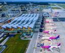 Port Lotniczy Gdańsk - widok z boku na samoloty na płycie i terminal (fot. Port Lotniczy Gdańsk/FB)