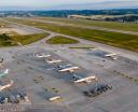 Port Lotniczy Kraków - widok z góry na płytę lotniska, pas startowy i wieżę (fot. fotoair.com.pl)