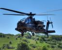 AH-64 Apache w locie nad ziemią (fot. Erich Backes / US Army)