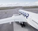 Samolot Finnair na płycie lotniska - widok z góry z tyłu na pas startowy (fot. Finnair)