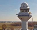 Wieża kontroli lotów na Lotnisku Chopina - widok z góry z bliska (fot. PAŻP)
