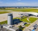 Port Lotniczy Rzeszów-Jasionka - widok na wieżę i pas startowy (fot. rzeszowairport.pl)