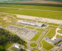 Port Lotniczy Warszawa-Modlin - widok z góry na terminal i pas startowy (fot. A Wajda)