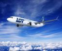 Boeing 737-8 MAX należący do PLL LOT nad chmurami (fot. lot.com)