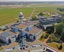 Wieża kontroli lotów na lotnisku Chopina - widok z góry (fot. Maciej Włodarczyk)