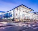 Port Lotniczy Wrocław - terminal wieczorem (fot. Port Lotniczy Wrocław)
