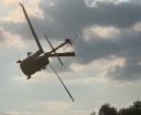 Black Hawk zawadził o linię energetyczną podczas pikniku wojskowego z okazji 103. rocznicy bitwy pod Sarnową Górą koło Ciechanowa (fot. kadr z filmu RMF FM)