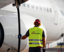 Tankowanie samolotu pasażerskiego paliwem z Orlen (fot. Orlen Aviation)