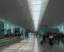 Port lotniczy Barcelona - wnętrze terminala 1 (fot. Gpetrov [1], CC BY-SA 3.0, Wikimedia Commons)