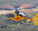 EC135 Lotniczego Pogotowia Ratunkowego w locie nad lasem (fot. Filip Modrzejewski)