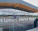 Port Lotniczy Olsztyn-Mazury - terminal z bliska i odbicie samolotu w szybie (fot. Port Lotniczy Olsztyn-Mazury)