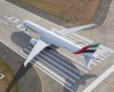 Boeing 777 linii Emirates na pasie startowym - widok z góry (fot. Emirates)