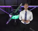 Damian Łaszek przy samolocie GA (fot. kadr z filmu Art of Flight - Sztuka Latania na youtube.com)