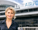 Anna Midera przed terminalem Portu Lotniczego Łódź (fot. Związek Regionalnych Portów Lotniczych)