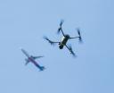 Dron w pobliżu samolotu pasażerskiego (fot. Andrzej Chyliński)