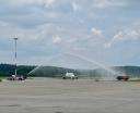 Samolot linii lotniczych flynas powitany salutem wodnym na krakowskim lotnisku (fot. Krakow Airport)