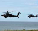 Dwa śmigłowce AH-64Ev6 Apache Guardian w locie w pobliżu morza (fot. Rafael)