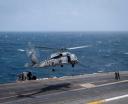 Śmigłowiec MH-60R Seahawk staruje z pokłądu lotniskowca USS Nimitz, fot. CNN Śmigłowiec MH-60R Seahawk staruje z pokłądu lotniskowca USS Nimitz, fot. CNN