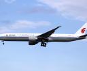 B777-39L(ER) linii Air China w locie (fot. byeangel from Tsingtao, China, CC BY-SA 2.0, Wikimedia Commons)