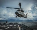 SH-2G ląduje na lądowisku fregaty (fot. bsmt Michał Pietrzak)