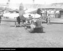 Lotnisko Mokotowskie w Warszawie. Ciągnik gąsienicowy marki Caterpillar wprowadzający do hangaru samolot pasażerski typu Fokker F-VII/1m. Na ogonie samolotu widoczne logo LOT-u, 1931-1933 (fot. Narodowe Archiwum Cyfrowe)