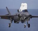 F-35B Korpusu Piechoty Morskiej USA ląduje na JS Izumo (fot. Lance Cpl. Tyler Harmon, CC0, Wikimedia Commons)