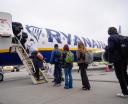 Pasażerowie na lotnisku we Wrocławiu wchodzą do samolotu linii Ryanair (fot. Port Lotniczy Wrocław)