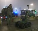 Robot pirotechniczny, obok stoi funkcjonariusz Grupy Interwencji Specjalnych, fot. NSG