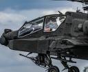 AH-64 Apache w locie - widok z bliska z boku (fot. Damian Hebda, 56 Baza Lotnicza)