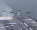 Bayraktar TB3 ląduje na pokładzie lotniskowca TCG ANADOLU (fot. Baykar)